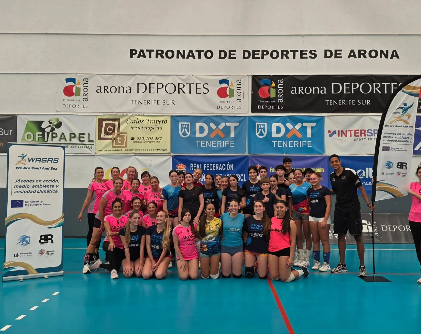Players from Arona Voley together on the court after the intergenerational tournament